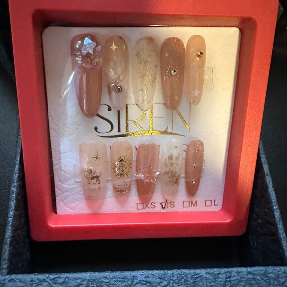 Leo high-quality handcrafted reusable press on nails. - Picture 2 of 6